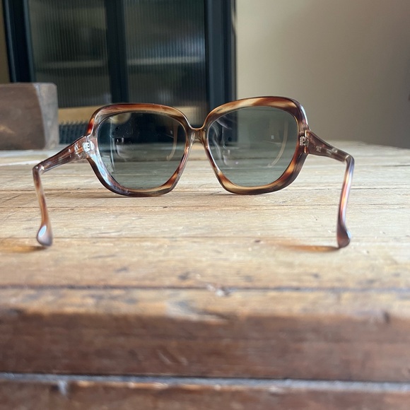 Vintage sunglasses made in Italy. Not sure the brand but in good condition. - Picture 3 of 3